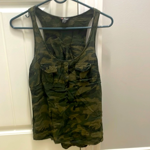 3/$15 Camo Guess tank top - Picture 1 of 3